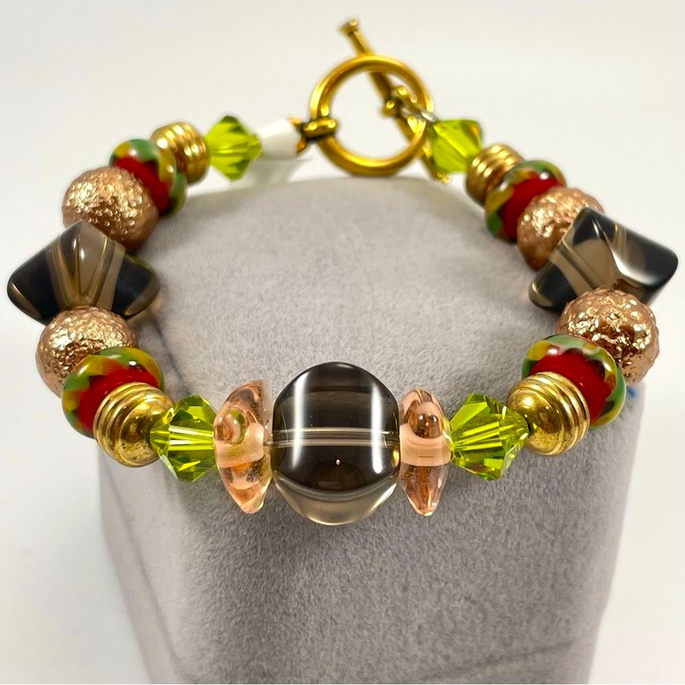 Beautiful Gold Tone Unsigned Artisan Glass Beaded Toggle Clasp Bracelet